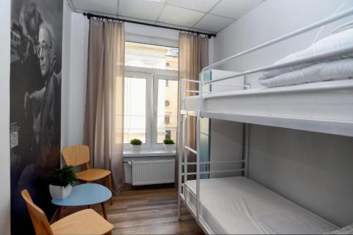 Posteľ alebo postele v izbe v ubytovaní Warsaw Hostel Centrum Private Rooms & Dorms