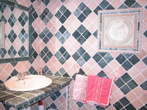 a bathroom with a sink and a mirror at Le Mazet de la Dame in Barbentane