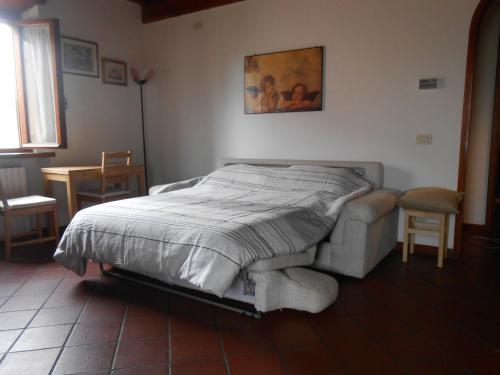 une chambre avec un lit, une table et des chaises dans l'établissement Casa vacanze Orsi, à Lucques