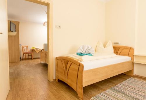 Gasthof Pension Rabl tesisinde bir odada yatak veya yataklar
