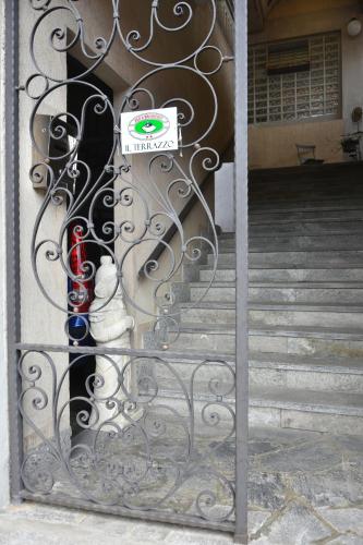 a gate with a sign on it next to some stairs at Il Terrazzo B&B in Romagnano Sesia