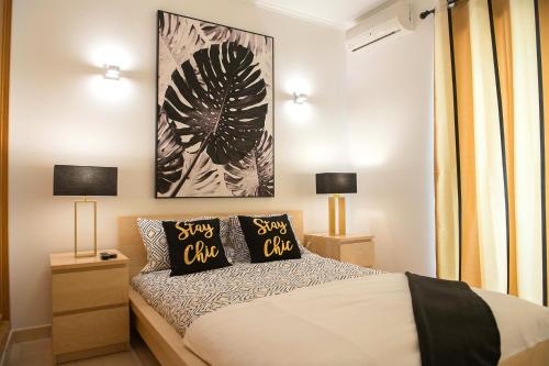 - une chambre avec un lit et 2 oreillers noirs et blancs dans l'établissement Casa Assunção, à Sesimbra