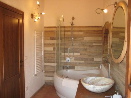 a bathroom with a bath tub and a sink at Agriturismo il Casalino in Pari