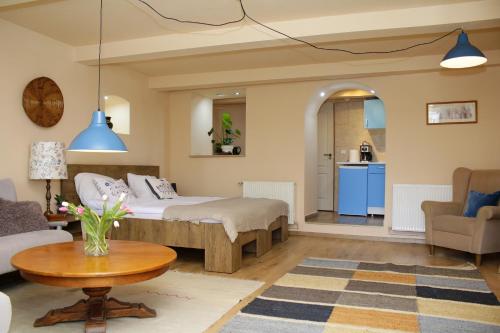 1 dormitorio con 1 cama y 1 mesa en una habitación en Traditional Hermannstadt, en Sibiu