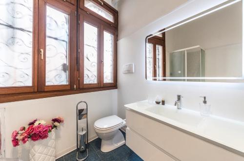 łazienka z umywalką, toaletą i lustrem w obiekcie CASA DEGLI ANGELI, free wi-fi near San Marco w Wenecji
