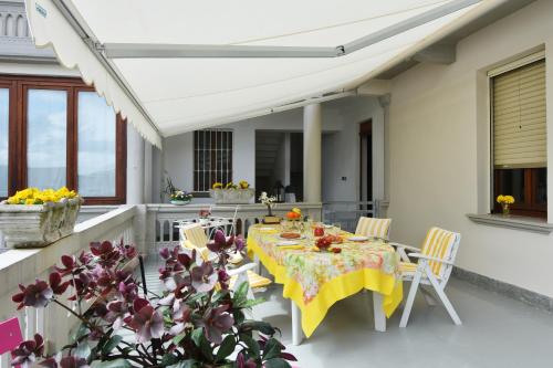 a patio with a table and chairs on a balcony at Il Terrazzo B&B in Romagnano Sesia