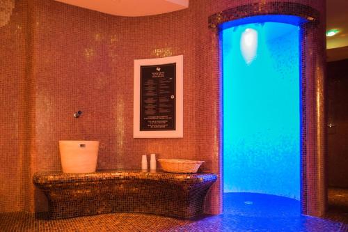 ドッビアーコにあるホテル ユニオンの青いライト付きのカウンターが備わる部屋