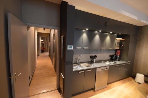 Amosa Liège City Centre Apart Donceel 6 tesisinde mutfak veya mini mutfak