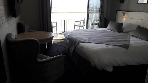 Ένα ή περισσότερα κρεβάτια σε δωμάτιο στο Hôtel Les Brises