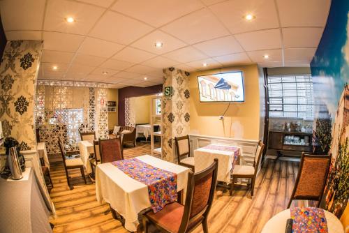 a restaurant with tables and chairs in a room at Los Leones Hotel Boutique in Arequipa