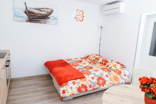 Hrvatini的住宿－Apartma Nika，一张桌子的房间的床位