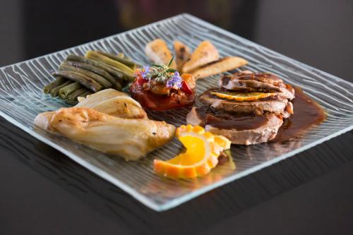 un plato con diferentes tipos de comida en una mesa en Chambre d'Hôtes des Lys en Montbrison