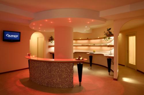 a hotel lobby with a counter and two sinks at Colleverde Country House & SPA Urbino in Urbino