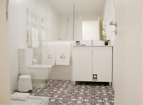 HM - Carlos Alberto Apartment 3 في بورتو: حمام ابيض مع مرحاض ومغسلة