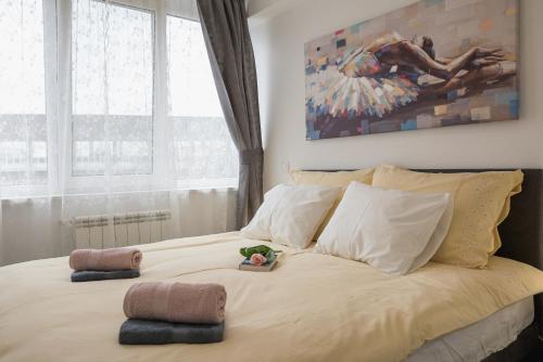 sypialnia z łóżkiem i obrazem na ścianie w obiekcie Drop (in) Apartment w Zagrzebiu
