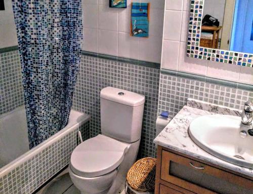 uma casa de banho com um WC e um lavatório em Apartamento VenAVera Playa Jardines de Nuevo Vera L1-1D Primera Línea WIFI em Vera
