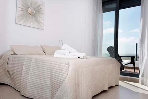 コニル・デ・ラ・フロンテーラにあるconilsolymar áticoの海の景色を望むベッドルーム1室(白いベッド1台付)