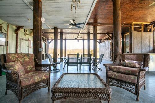 Χώρος καθιστικού στο Poppy's Hideaway on the Shenandoah River!