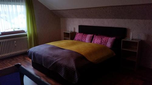 Een bed of bedden in een kamer bij Ferienwohnung Krah