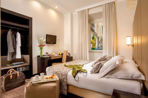 1 dormitorio con 1 cama y escritorio en una habitación en Hotel Savoy, en Roma