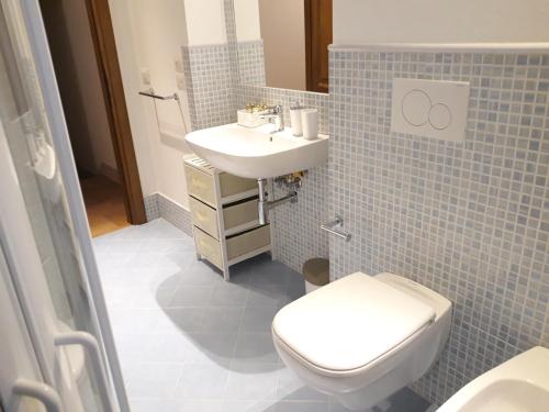 a bathroom with a toilet and a sink at La Corte Antica in Pienza