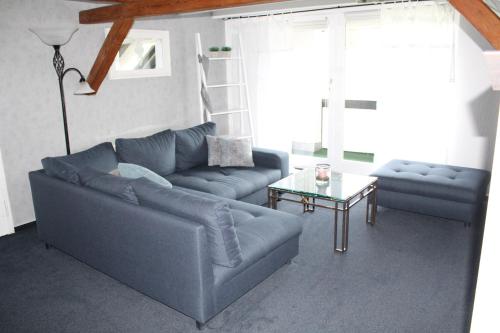 a living room with a couch and a table at Hildfelder Stübchen in Winterberg
