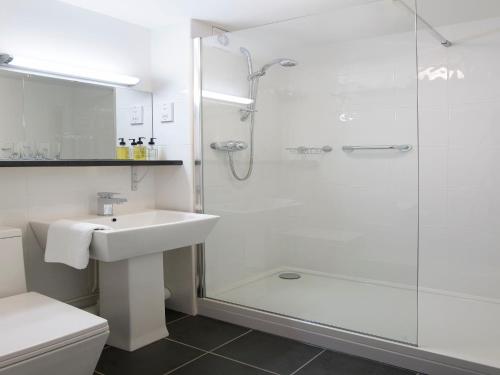 A bathroom at Charlton Kings Hotel 