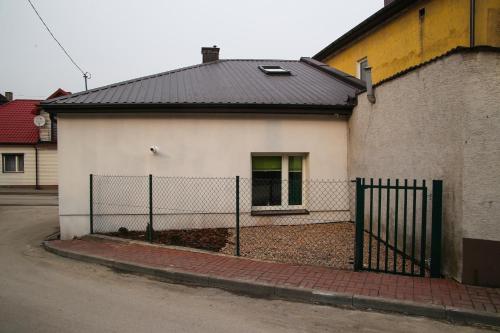 a house with a fence in front of it at Na Krzywej in Chęciny
