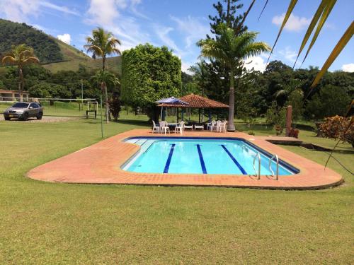 a pool with a gazebo and a table and chairs at Finca La Ranchera No. 1 in Tarso