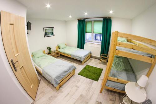 Zimmer mit 2 Betten und 1 Etagenbett in der Unterkunft Na Krzywej in Chęciny