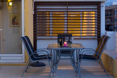 una mesa y sillas en un balcón con ventana en My Penthouse Valencia en Valencia