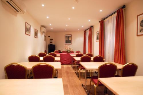 a room with rows of tables and chairs at Eurico in Toledo