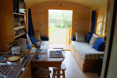 un salon avec un canapé et une table dans l'établissement Les Roulottes de Saint-Sulpice, à Saint-Sulpice-en-Pareds