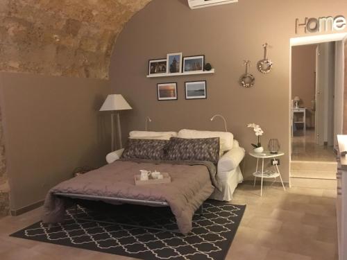 a bedroom with a bed and a living room at Casa Gargallo 28 in Syracuse