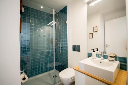 e bagno con lavandino, servizi igienici e doccia. di Vale Quiet & Comfort Flat a Lisbona