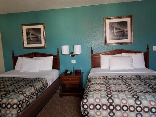 Katil atau katil-katil dalam bilik di Red Carpet Inn Rochester