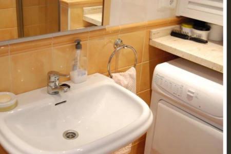 Un baño con un lavabo blanco y un inodoro. en Apartamento en Nerja, en Nerja