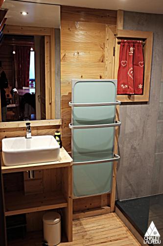 une salle de bain avec un lavabo et un réfrigérateur dans l'établissement Chalet LALPEDU, à L'Alpe-d'Huez