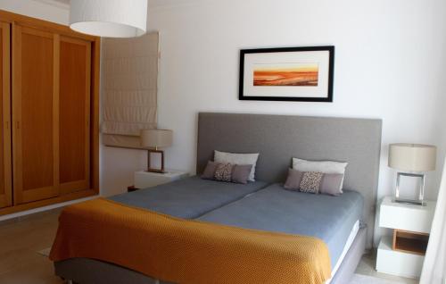 sypialnia z łóżkiem w pokoju w obiekcie Praia Del Rey PrivatePool Beach Golf w mieście Amoreira