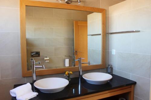 uma casa de banho com 2 lavatórios e um espelho em Praia Del Rey PrivatePool Beach Golf em Amoreira