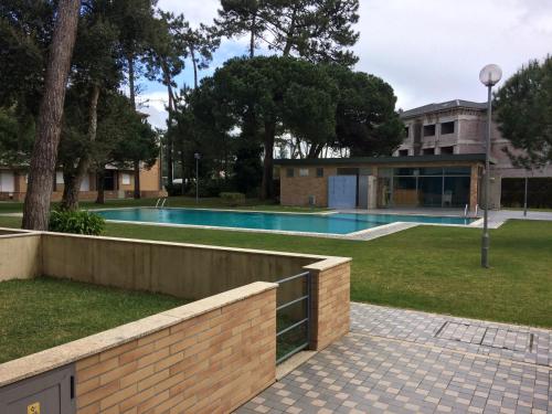 a swimming pool in a yard with a building at Casa Ofir in Esposende