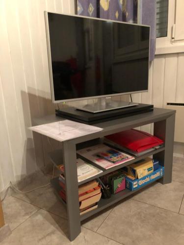 a tv on top of a table with a tv at Casa Sibylle bei Locarno in Locarno