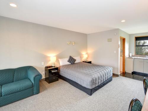 Кровать или кровати в номере Bonnie Knights Motel Mosgiel