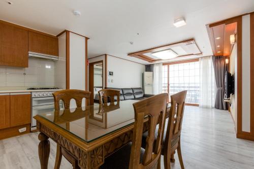 a kitchen with a dining room table and chairs at Home Fourest Resort Geoje in Geoje 