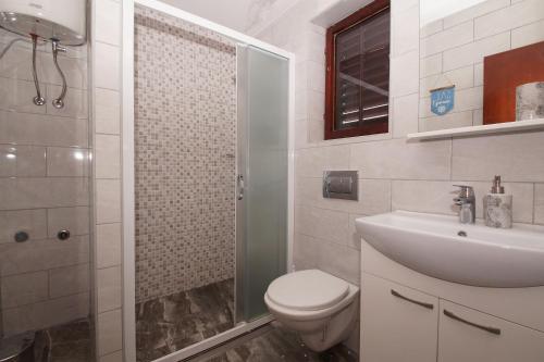 Ένα μπάνιο στο Posejdon Apartments