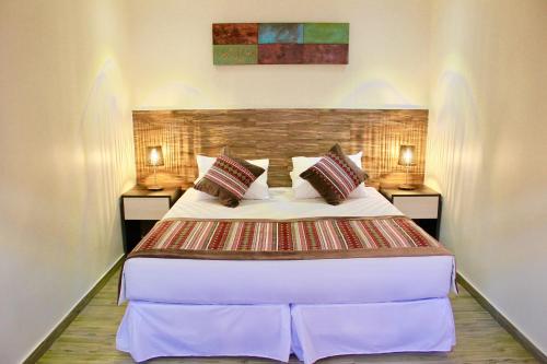 En eller flere senge i et værelse på Yakana Hotel