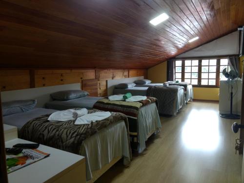 Giường trong phòng chung tại Casa das Palmeiras + Quiosque