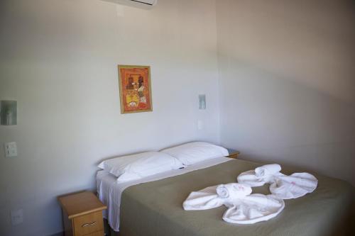 two towels on a bed in a room at Casas em Ilhabela, Linda vista, praia Itaguaçu, Vila Paulino, Colibri, Tuim e Tucano in Ilhabela