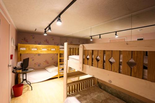 מיטה או מיטות בחדר ב-Mama Guesthouse Myeongdong