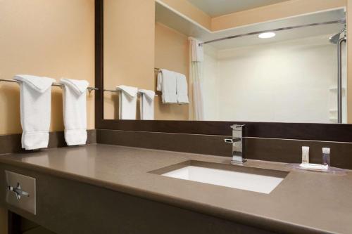 Days Inn & Suites by Wyndham Brandon
